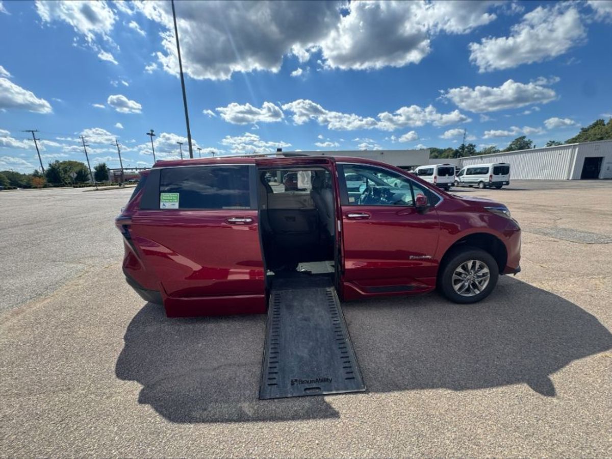 2024 TOYOTA SIENNA - Image 3