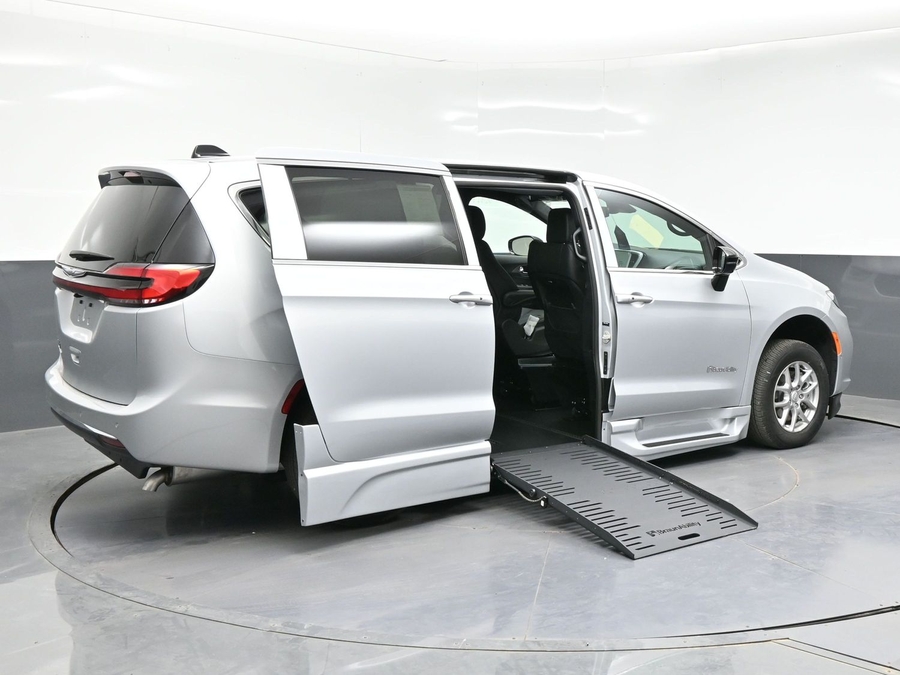 New 2026 Chrysler Pacifica Select Safety - BraunAbility Side Entry Entry Fold Out Automatic Ramp