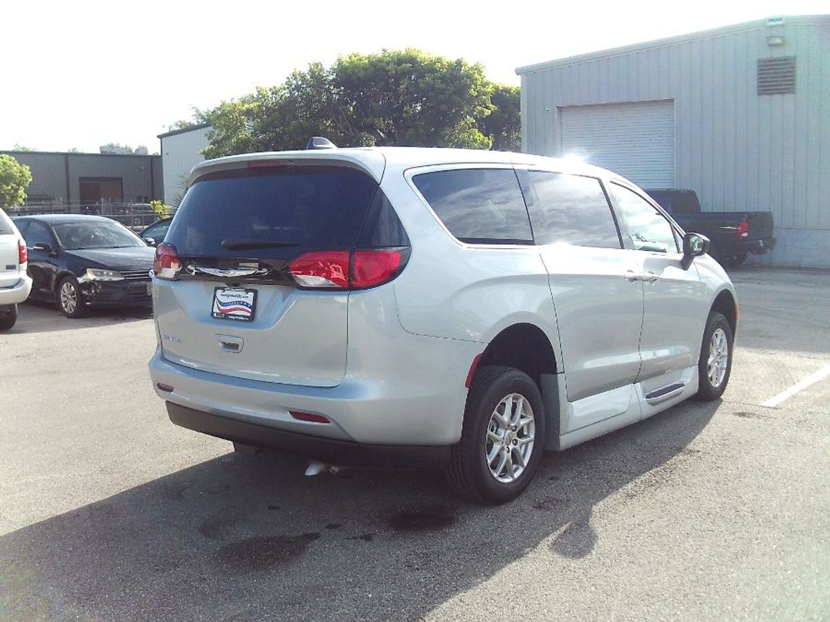 2024 CHRYSLER VOYAGER - Image 7