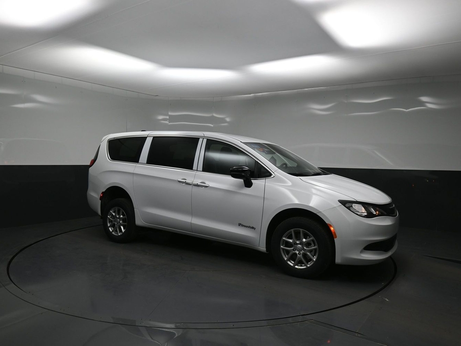 White Chrysler Voyager image number 19