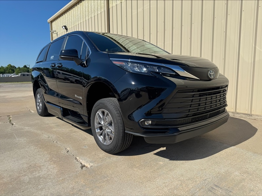 Used 2025 Toyota Sienna Hybrid XLE - BraunAbility Side Entry Entry Fold Out Automatic Ramp