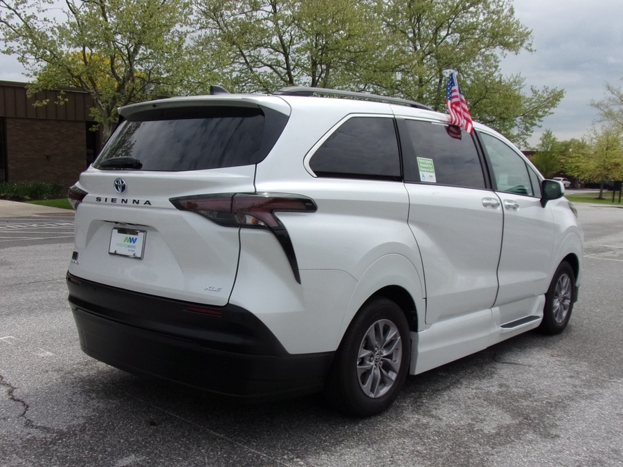White Toyota Sienna image number 5