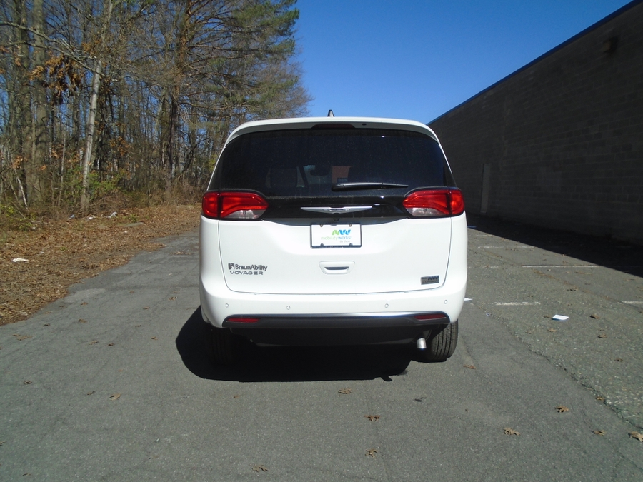 White Chrysler Voyager image number 11