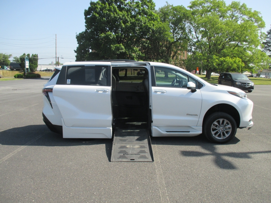 White Toyota Sienna image number 8