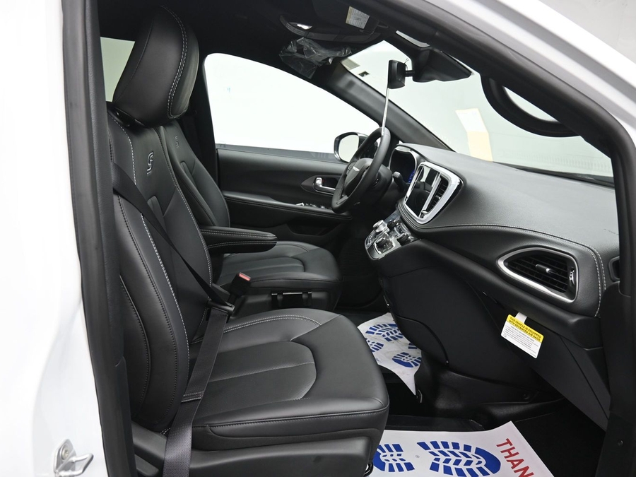White Chrysler Voyager image number 15