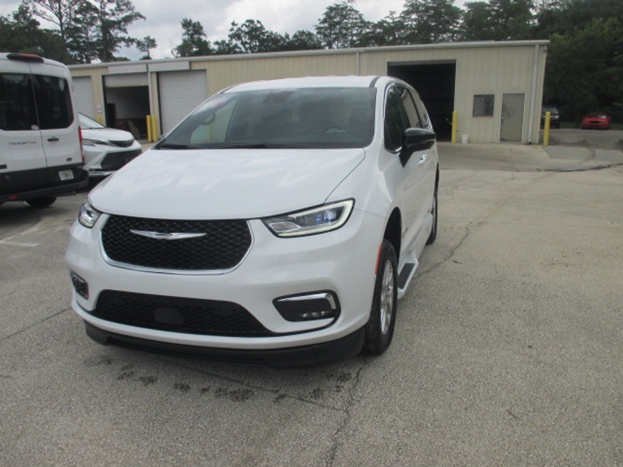 White Chrysler Pacifica image number 26