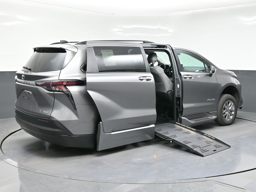 New 2026 Toyota Sienna Hybrid XLE Base - BraunAbility Side Entry Fold Out Automatic Ramp