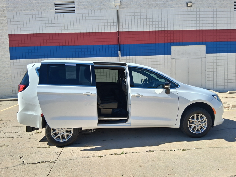White Chrysler Voyager image number 6