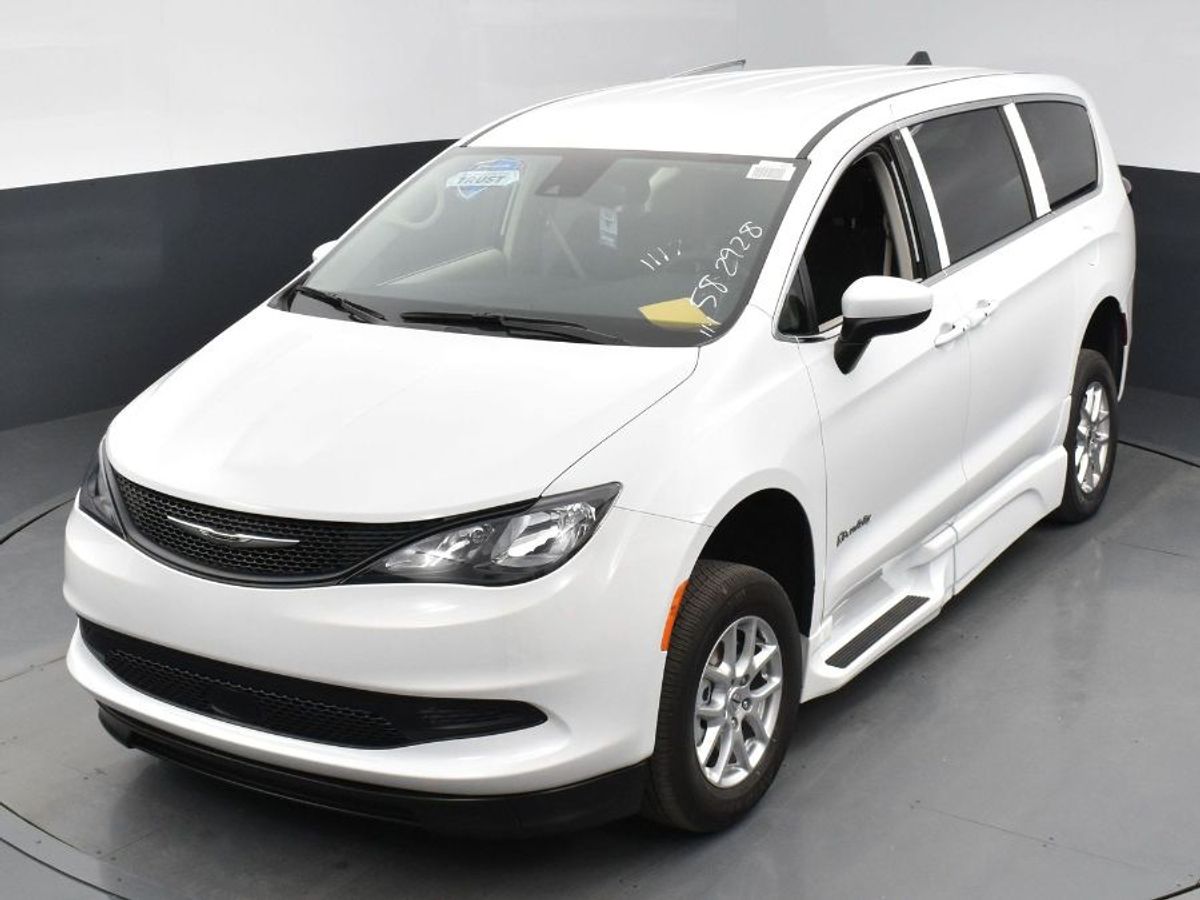 White Chrysler Voyager image number 10