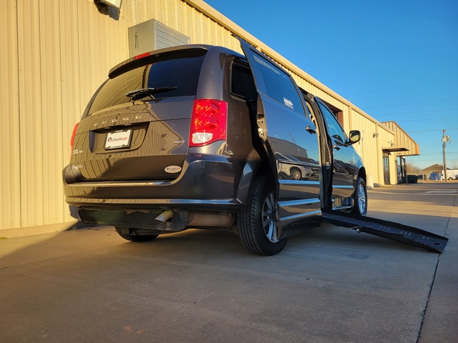 Used 2016 Dodge Grand Caravan SXT - BraunAbility Side Entry Entry Fold Out Automatic Ramp