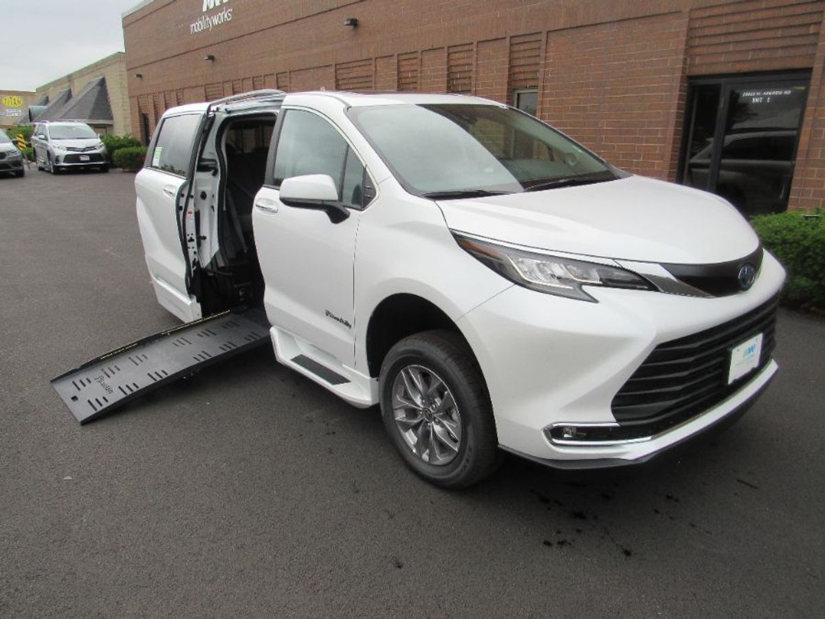 White Toyota Sienna image number 9