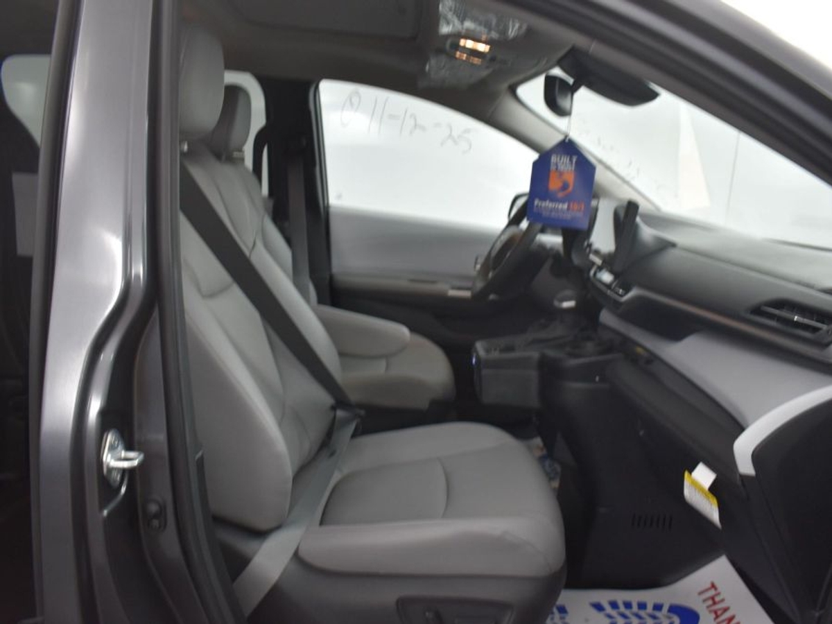 2025 TOYOTA SIENNA - Image 9