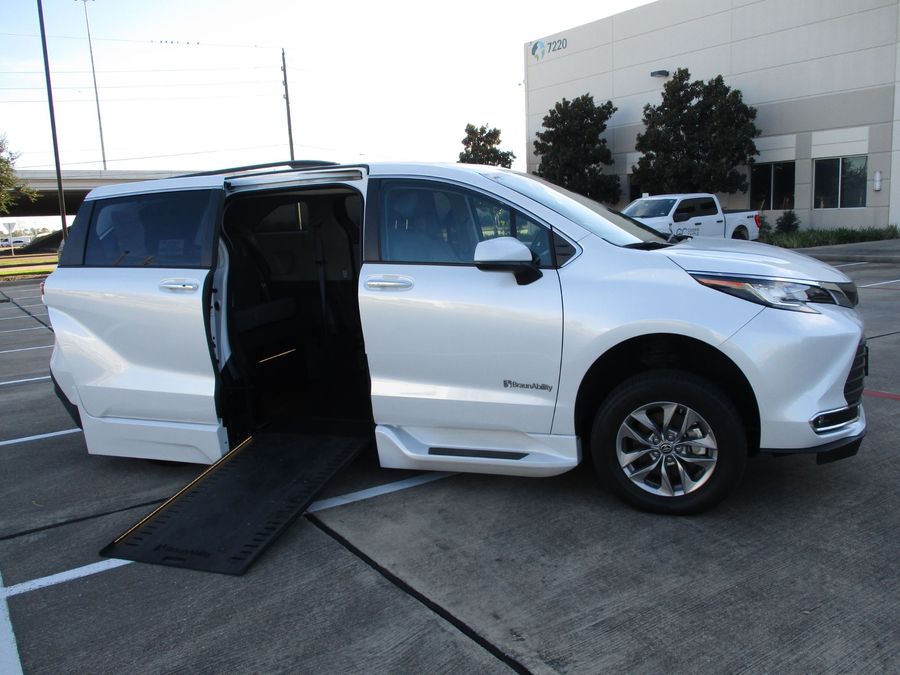 Used 2023 Toyota Sienna Hybrid XLE Base - BraunAbility Side Entry Entry In Floor Automatic Ramp