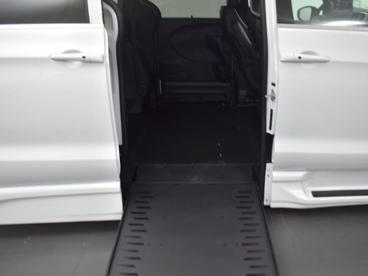 White Chrysler Pacifica image number 11