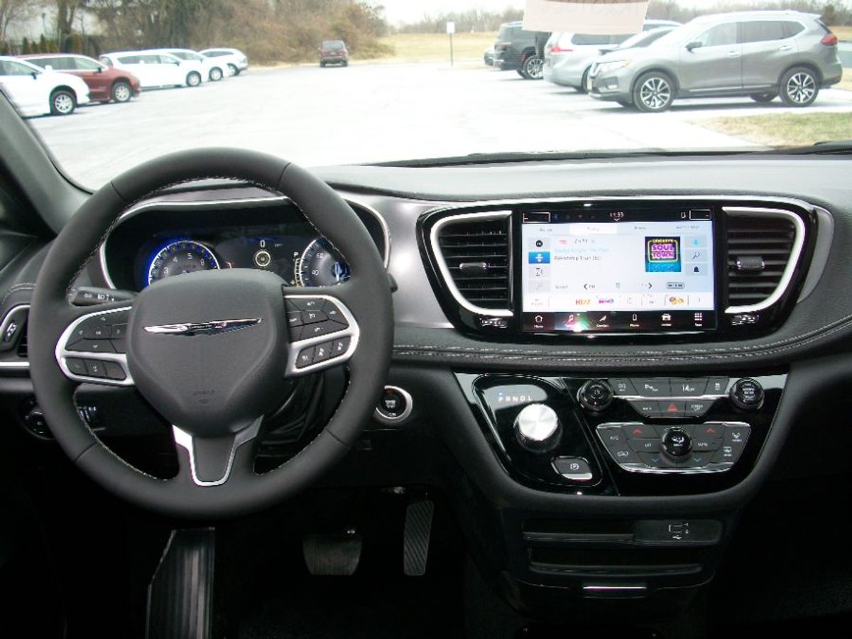 Black Chrysler Pacifica image number 11