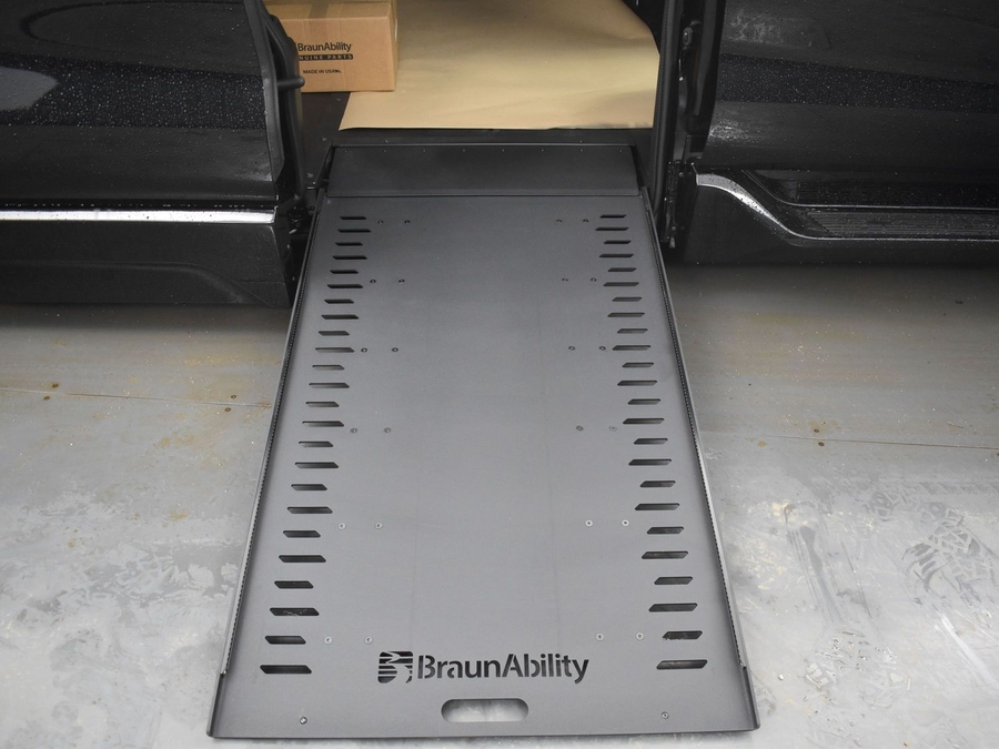 New 2025 Toyota Sienna Hybrid XLE Plus - BraunAbility Side Entry Entry In Floor Automatic Ramp