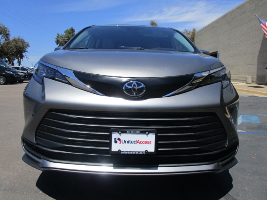 New 2026 Toyota Sienna Hybrid LE - Vantage Mobility Commercial Rear Entry Entry Fold Out Manual Ramp