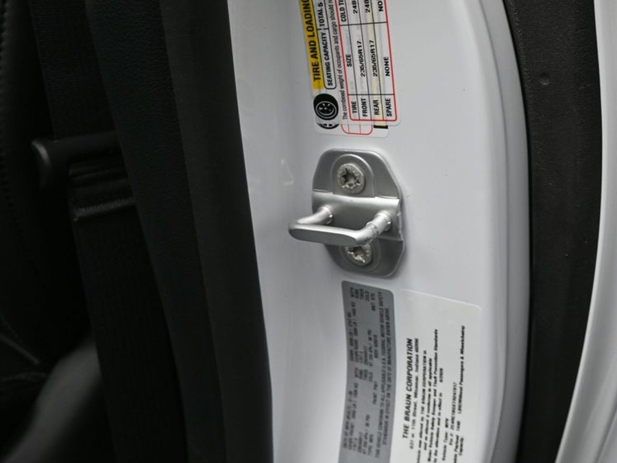 White Chrysler Pacifica image number 13