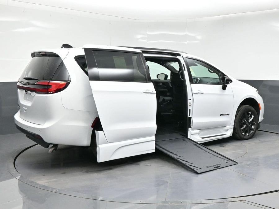 White Chrysler Pacifica image number 1
