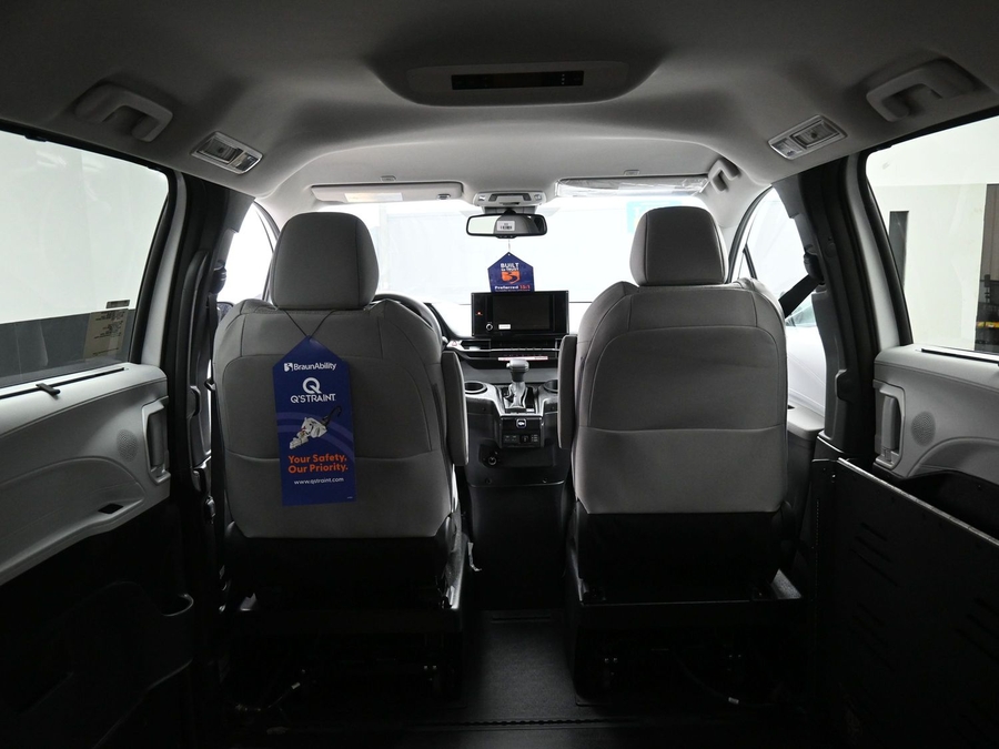 New 2026 Toyota Sienna Hybrid LE - BraunAbility Side Entry Fold Out Automatic Ramp