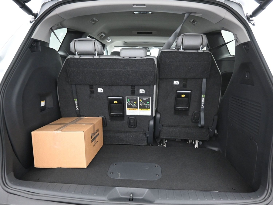 Silver Toyota Sienna image number 13