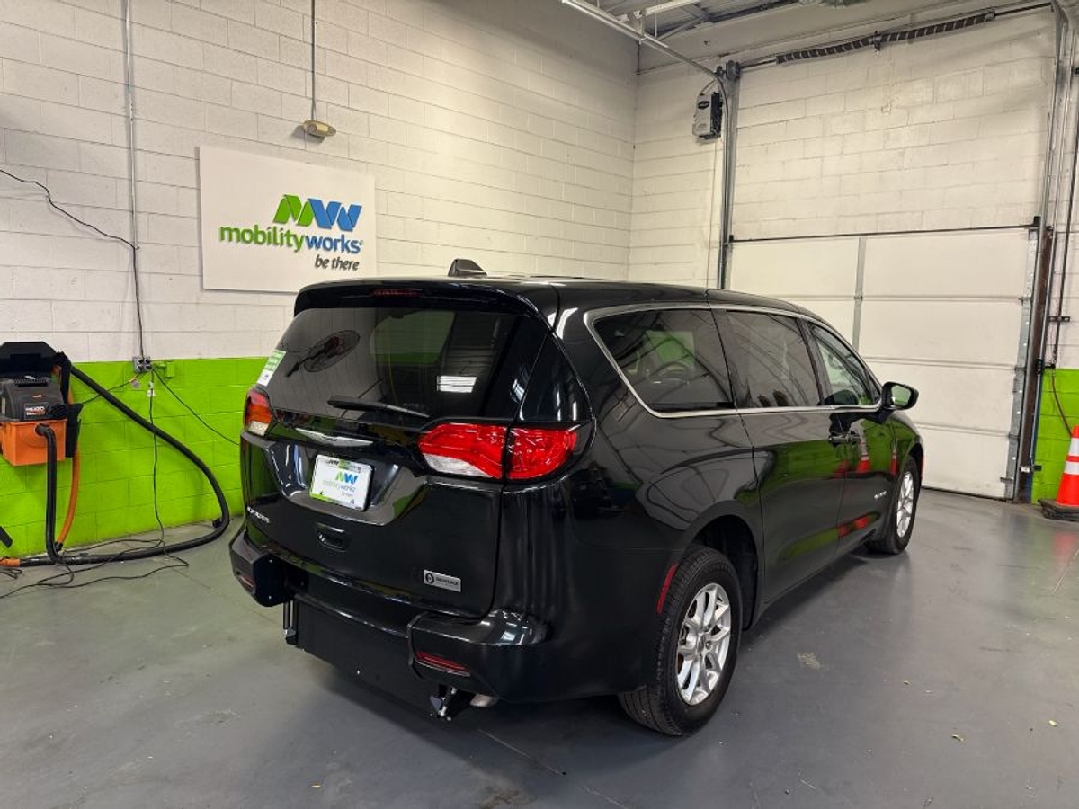 2024 CHRYSLER VOYAGER - Image 5