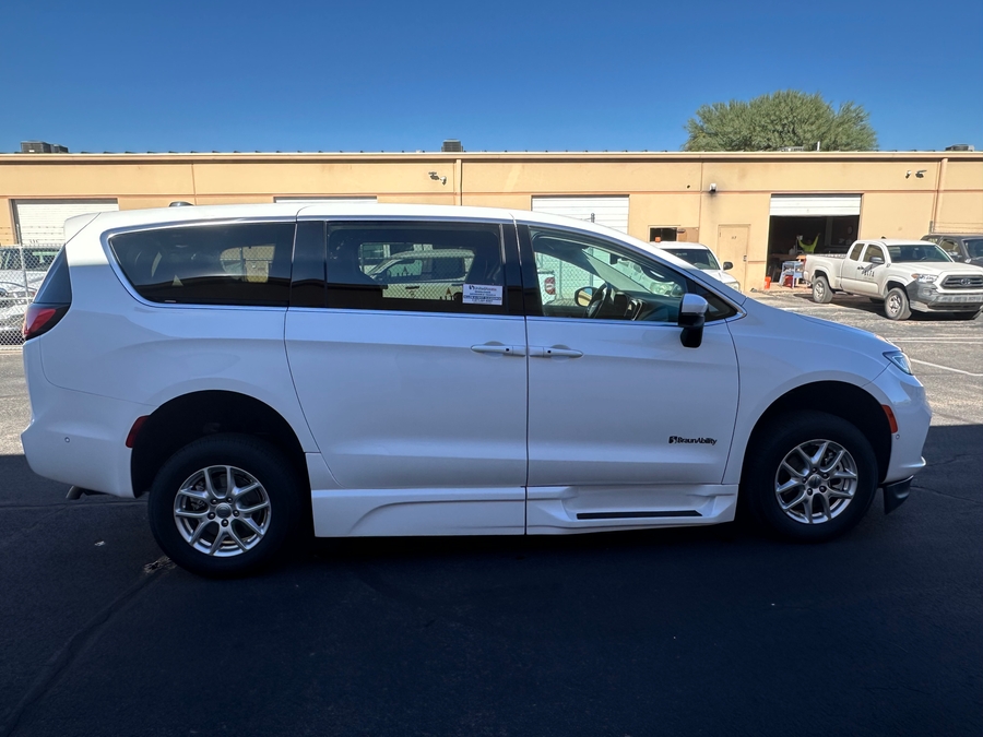 Used 2023 Chrysler Pacifica Touring L Theatre - BraunAbility Side Entry Entry In Floor Automatic Ramp
