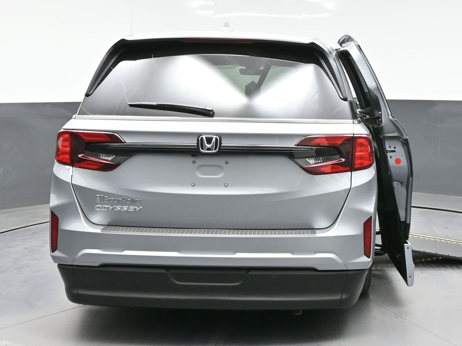 Silver Honda Odyssey image number 5