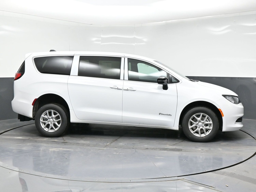 White Chrysler Voyager image number 1