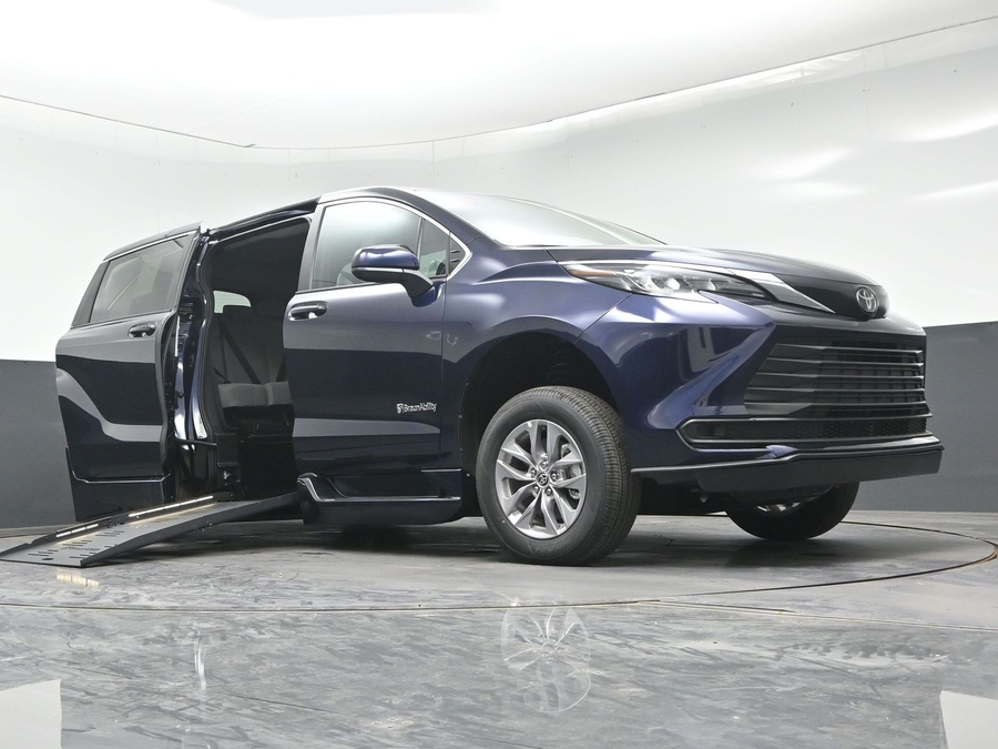 New 2026 Toyota Sienna Hybrid LE - BraunAbility Side Entry Fold Out Automatic Ramp