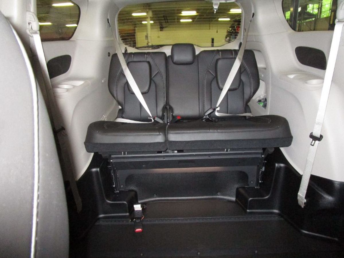 2024 Chrysler Pacifica Touring L - Photo 16