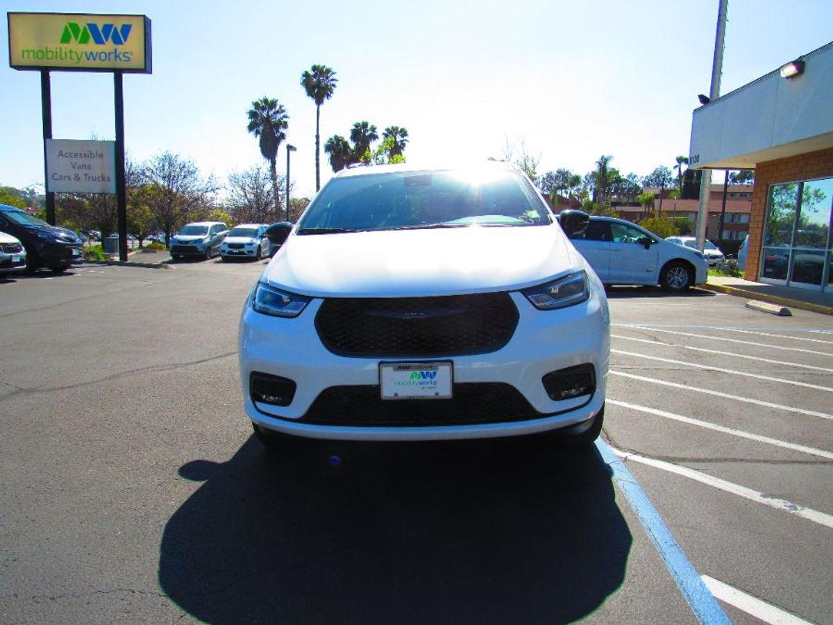 White Chrysler Pacifica image number 2