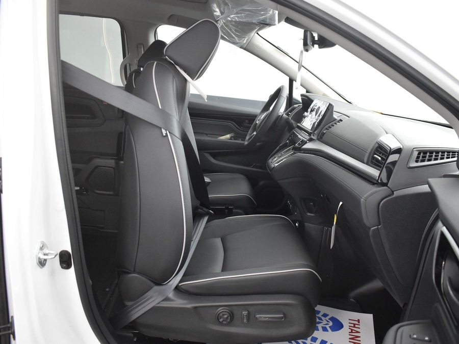 White Honda Odyssey image number 8
