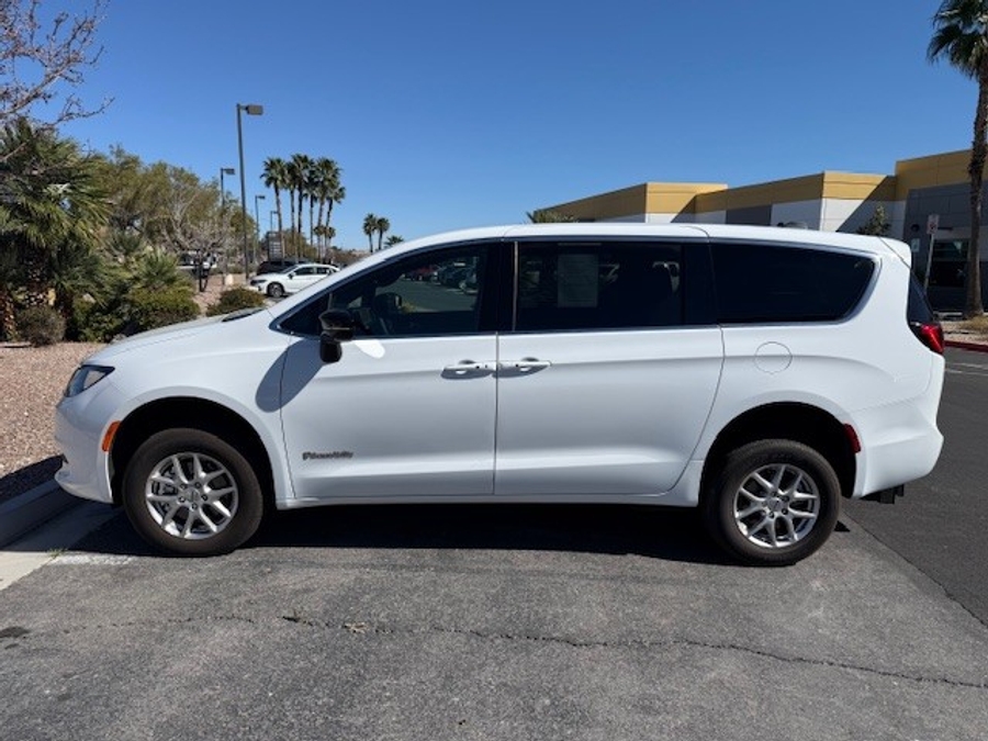 White Chrysler Voyager image number 1