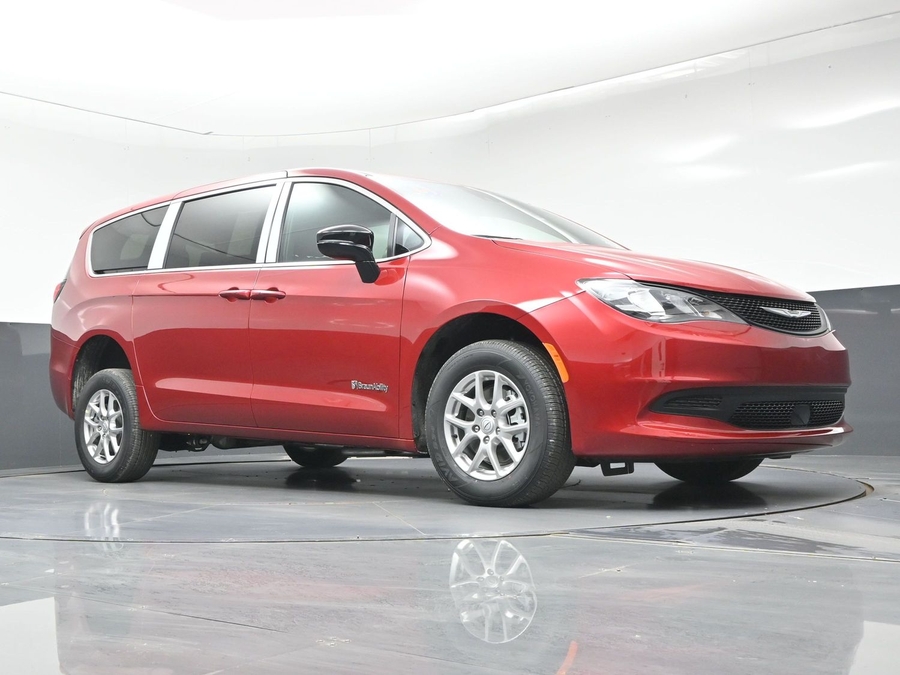 Red Chrysler Voyager image number 16