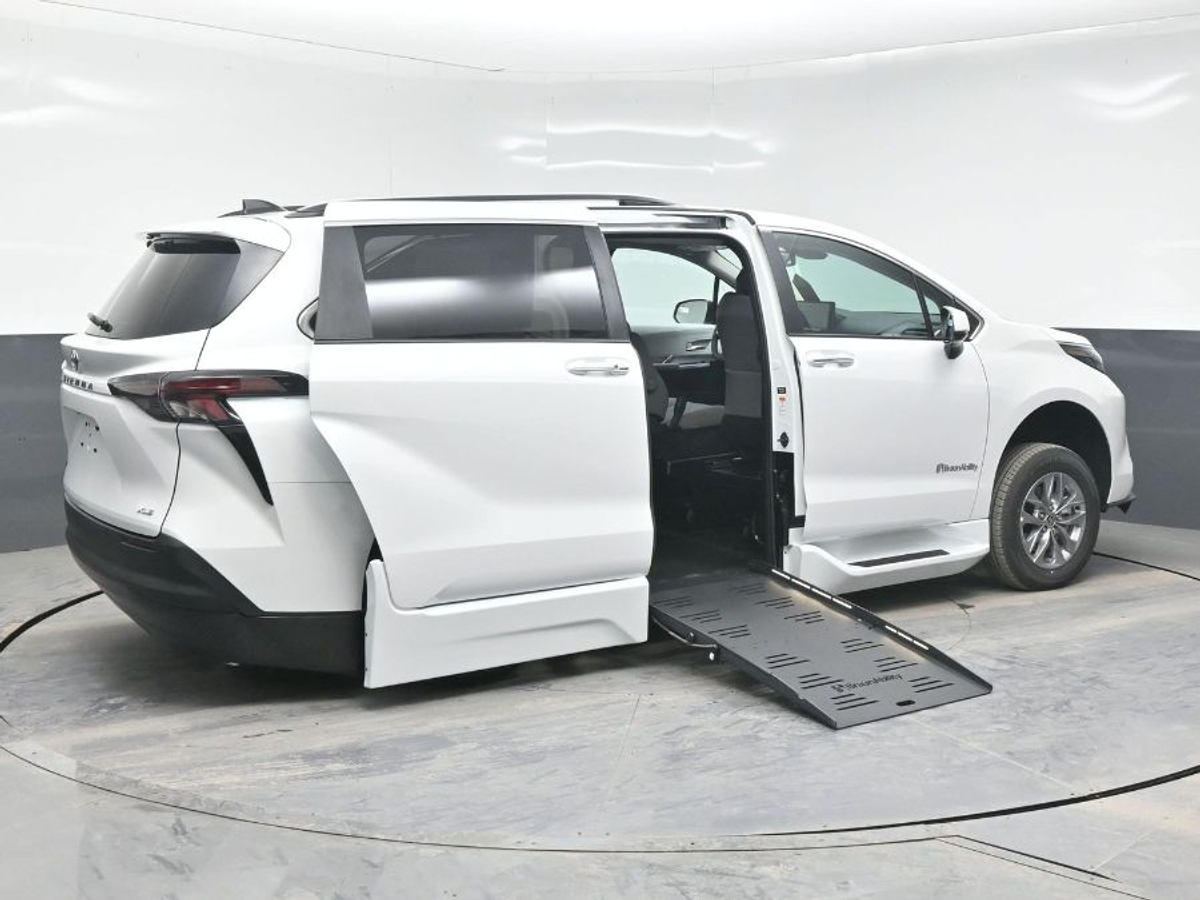 2025 TOYOTA SIENNA - Image 7
