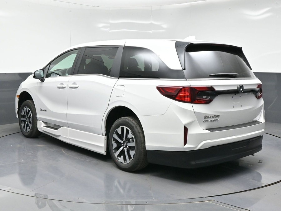 White Honda Odyssey image number 3