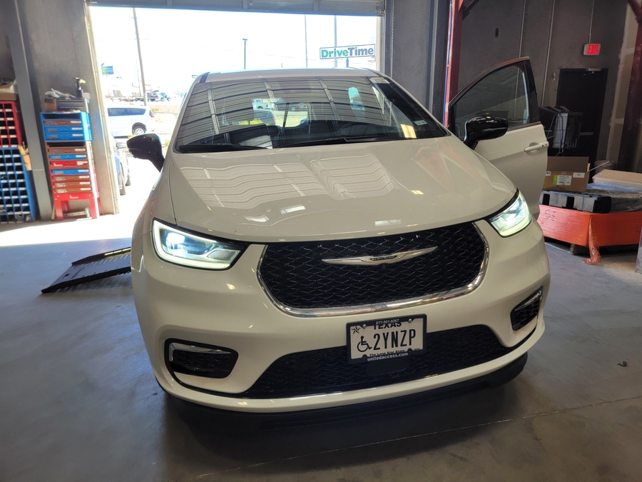 Used 2025 Chrysler Pacifica Select - BraunAbility Side Entry Entry Fold Out Automatic Ramp