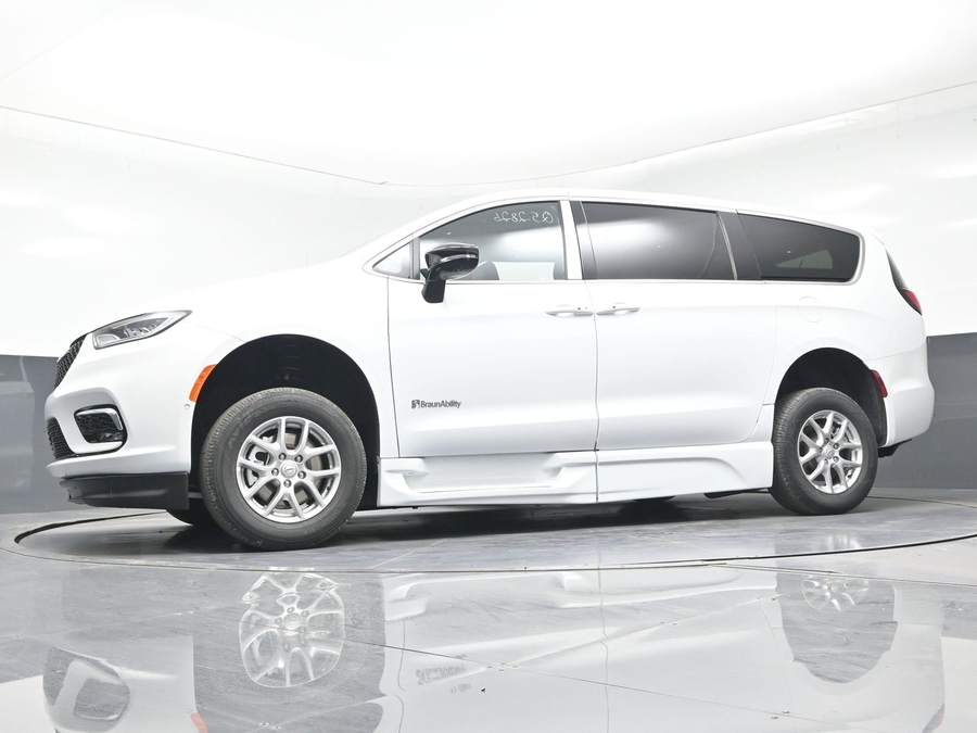 White Chrysler Pacifica image number 16
