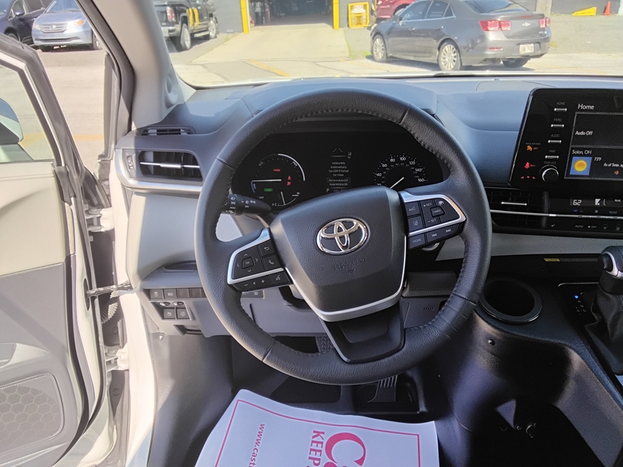Silver Toyota Sienna image number 13