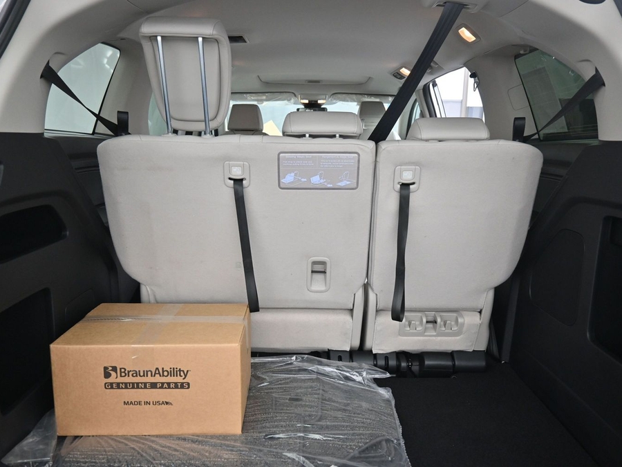 White Honda Odyssey image number 22
