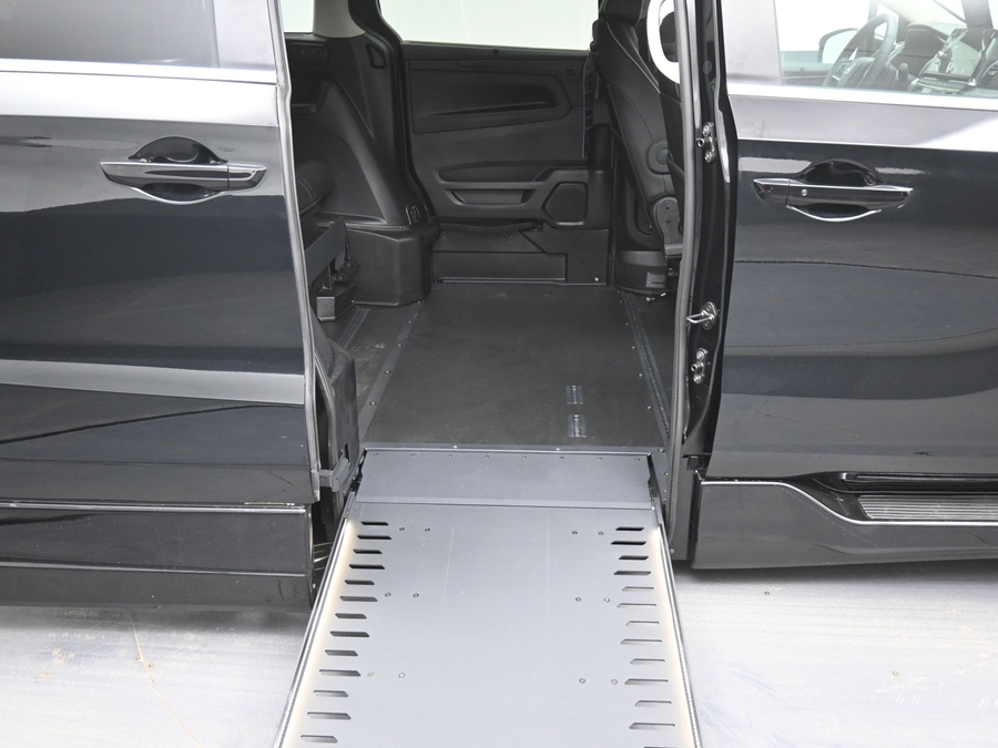 New 2026 Honda Odyssey Touring - BraunAbility Side Entry In Floor Automatic Ramp