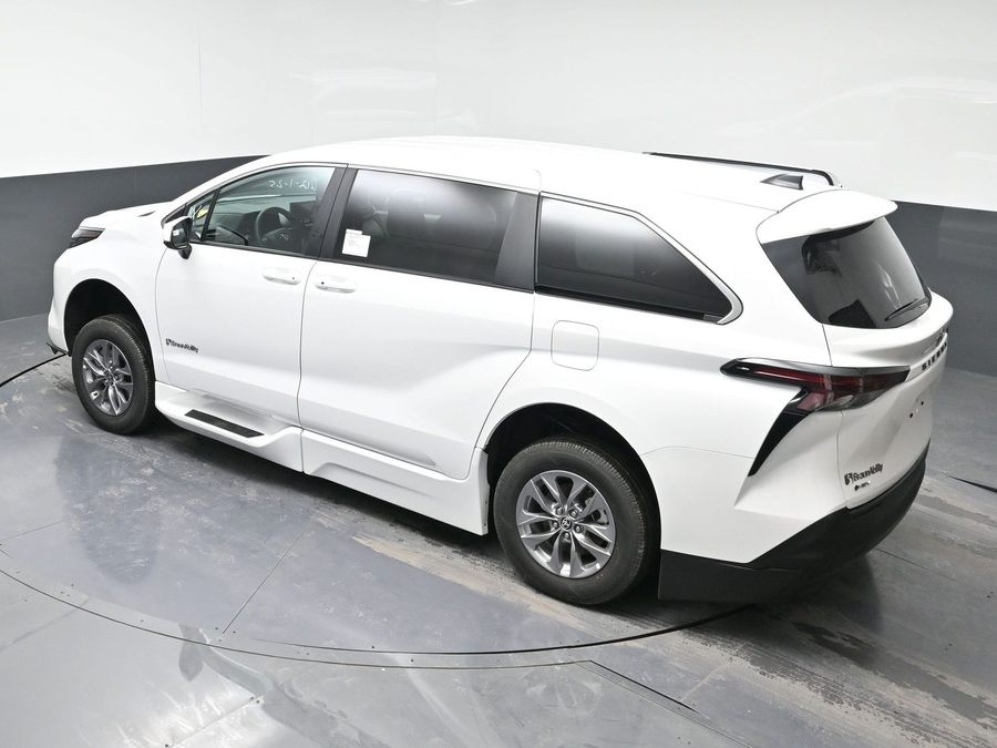 New 2025 Toyota Sienna Hybrid LE - BraunAbility Side Entry Entry Fold Out Automatic Ramp