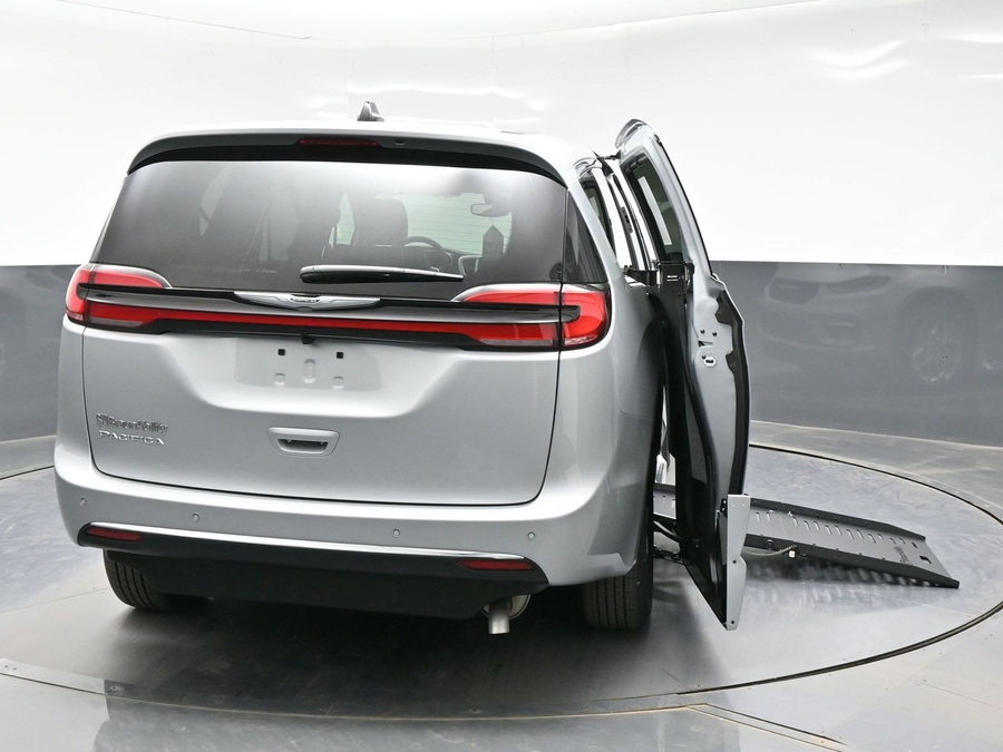 Silver Chrysler Pacifica image number 5