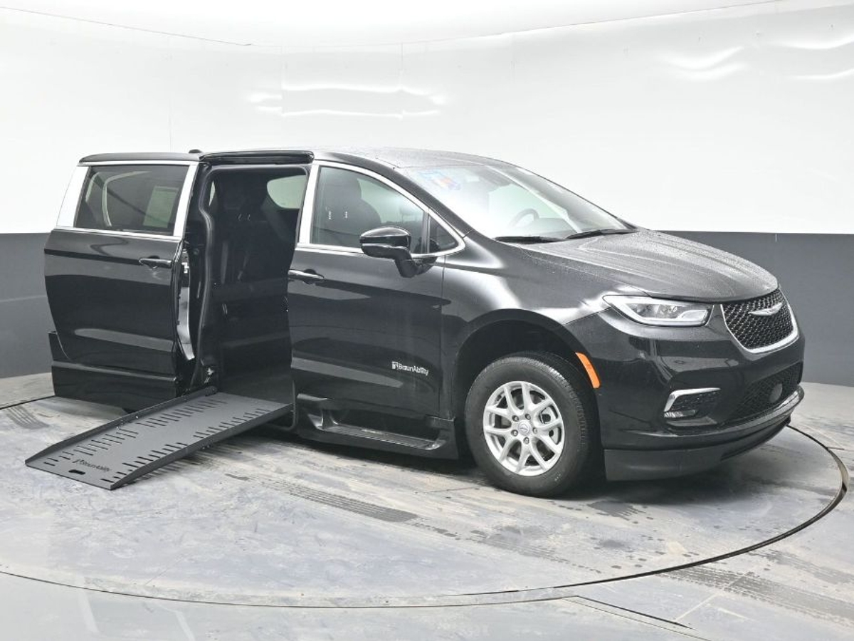 Black Chrysler Pacifica image number 23