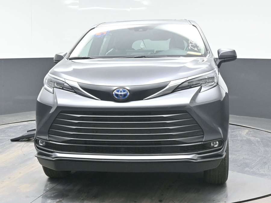 New 2025 Toyota Sienna Hybrid XLE Plus - BraunAbility Side Entry Entry Fold Out Automatic Ramp