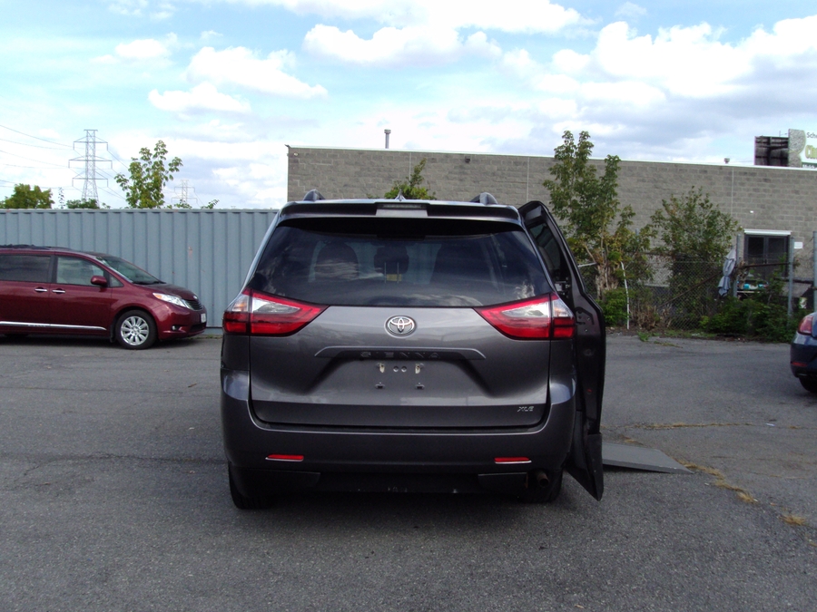 Used 2020 Toyota Sienna XLE - VMI Side Entry In Floor Automatic Ramp