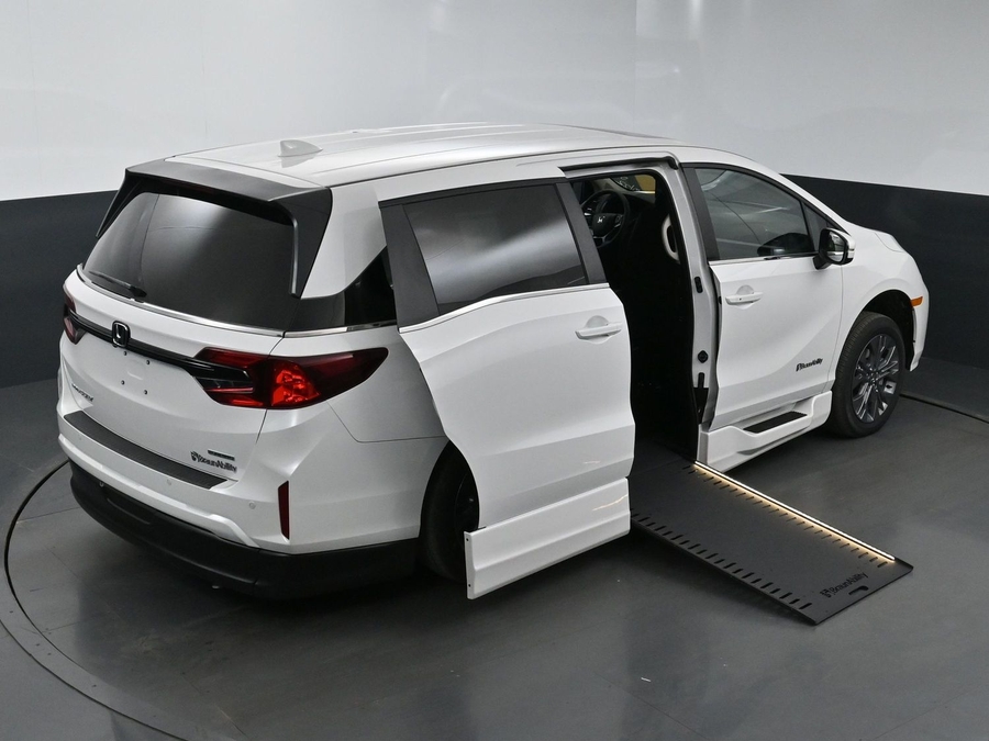 White Honda Odyssey image number 25