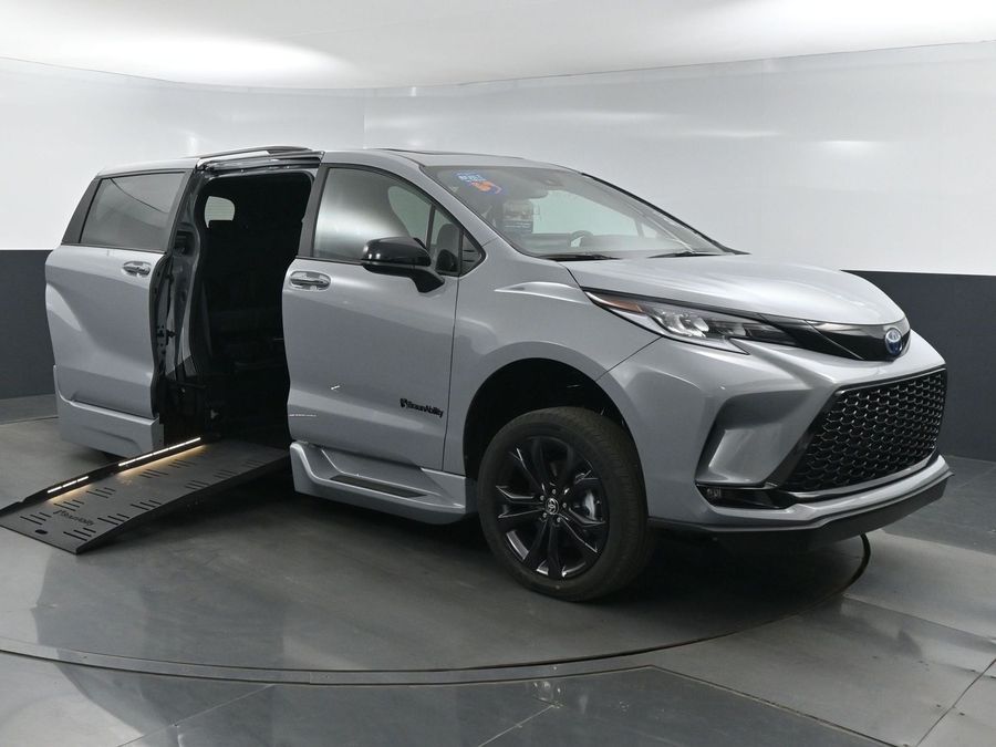 New 2025 Toyota Sienna Hybrid XSE Sport - BraunAbility Side Entry Entry Fold Out Automatic Ramp
