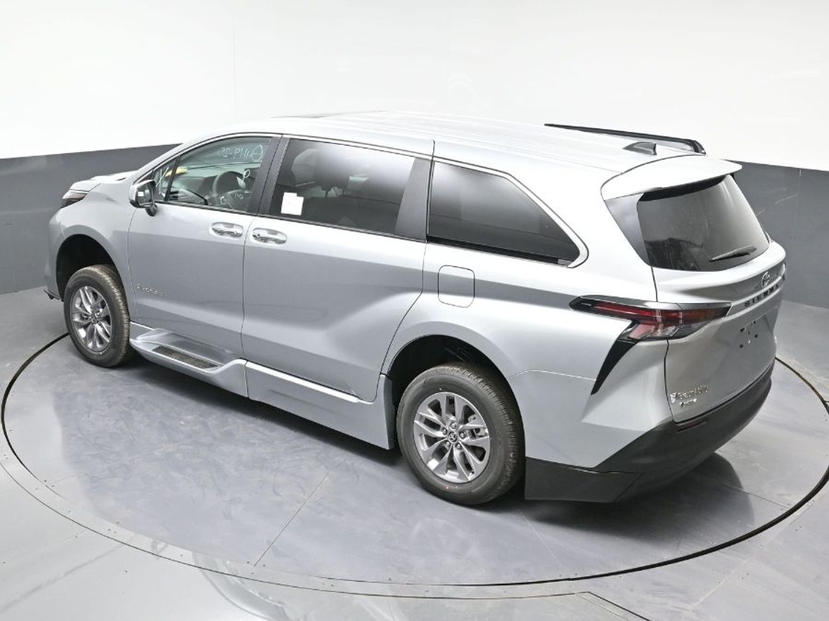 2025 TOYOTA SIENNA - Image 25